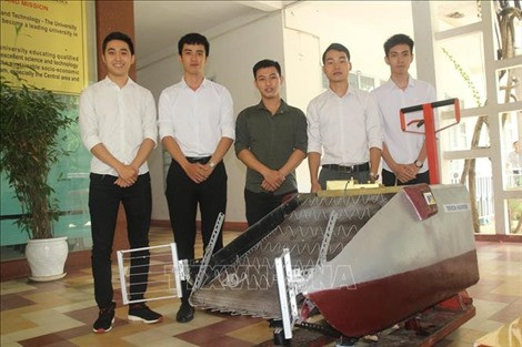  Sản phẩm máy thu gom rác thủy bộ và nhóm tác giả. Ảnh: TTXVN phát