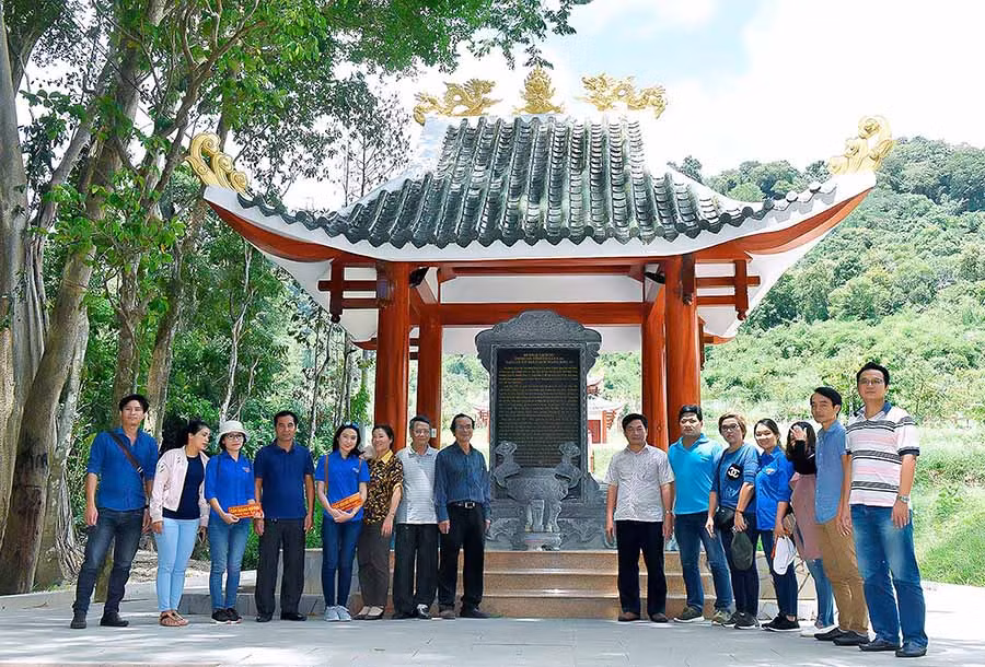 Đoàn cán bộ, viên chức Báo Gia Lai thăm Khu Di tích lịch sử cách mạng của tỉnh tại xã Krong (huyện Kbang). Ảnh: Đ.T