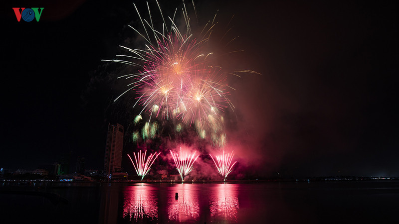  Thi đấu với đội Nga trong đêm khai mạc, đội pháo hoa Việt Nam sử dụng hơn 4.000 quả pháo trong đêm thi mở màn.