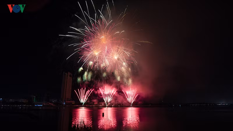  Thi đấu với đội Nga trong đêm khai mạc, đội pháo hoa Việt Nam sử dụng hơn 4.000 quả pháo trong đêm thi mở màn.