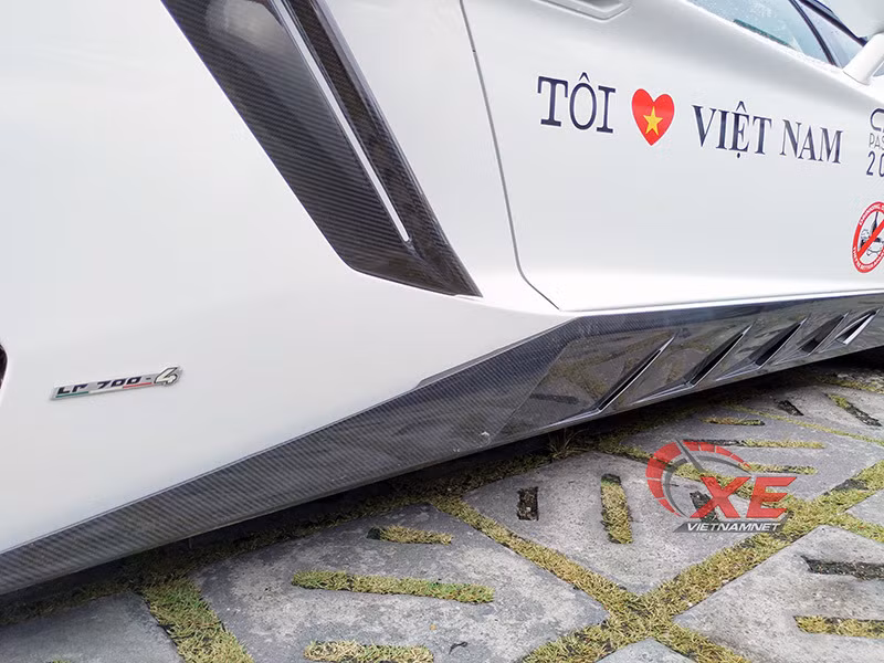 Ốp sườn, hốc gió bên đều bằng vật liệu carbon không chỉ làm đẹp mà còn tăng tính khí động học