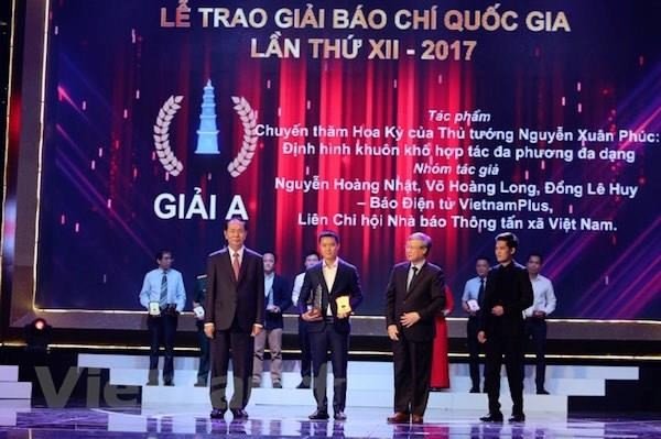 Nhà báo Nguyễn Hoàng Nhật đại diện nhóm tác giả thuộc báo điện tử VietnamPlus nhận giải A Giải Báo chí quốc gia năm 2017. (Ảnh: Minh Sơn/Vietnam+)