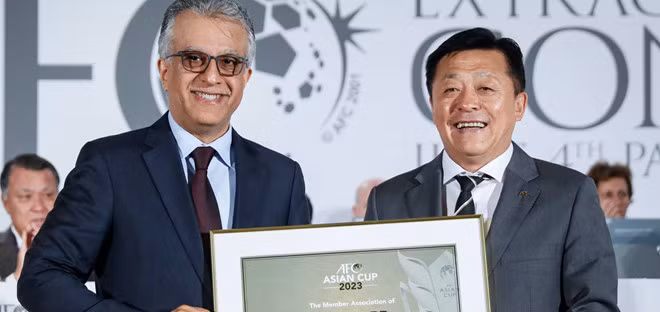 Chủ tịch AFC Sheikh Salman (trái) trao quyền đăng cai Asian cup 2023 cho Trung Quốc