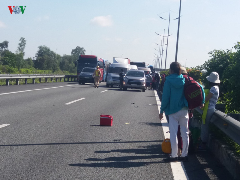 Hơn 100 hành khách hốt hoảng sau khi xảy ra tai nạn giao thông