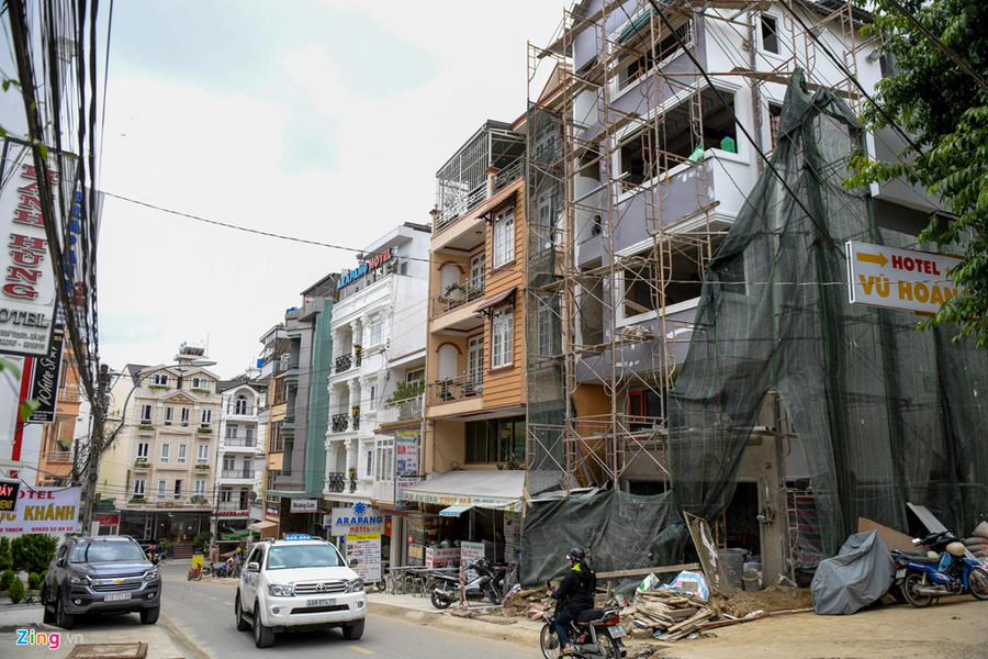 Dạo quanh các con phố, không khó để bắt gặp hình ảnh các nhà cao tầng đang được xây dựng. Dạo quanh các con phố, không khó để bắt gặp hình ảnh các nhà cao tầng đang được xây dựng.