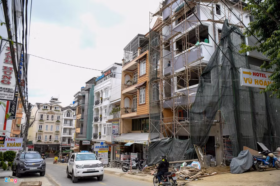 Dạo quanh các con phố, không khó để bắt gặp hình ảnh các nhà cao tầng đang được xây dựng.