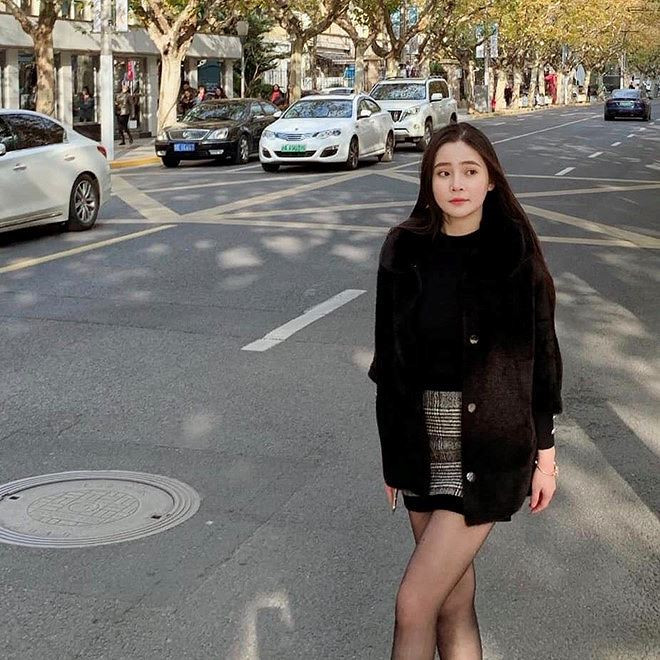 Nguyên là con út trong gia đình kinh doanh trái cây nổi tiếng ở Đà Nẵng. 9X từng giành nhiều huy chương về bơi lội, cờ tướng như HCV cờ tướng cấp thành phố, HCĐ cuộc thi bơi lội cấp thành phố, HCB cuộc thi Hội hoa Xuân TP Đà Nẵng, giải Khuyến khích hát đơn ca cấp thành phố.