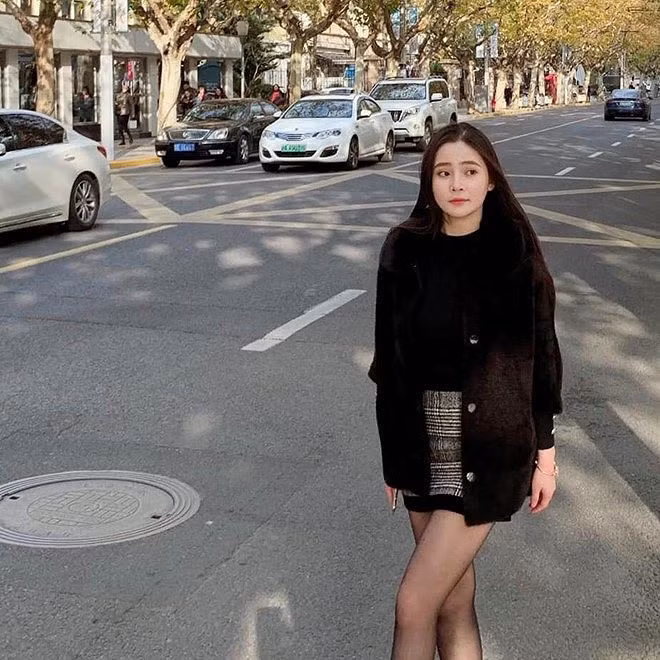 Nguyên là con út trong gia đình kinh doanh trái cây nổi tiếng ở Đà Nẵng. 9X từng giành nhiều huy chương về bơi lội, cờ tướng như HCV cờ tướng cấp thành phố, HCĐ cuộc thi bơi lội cấp thành phố, HCB cuộc thi Hội hoa Xuân TP Đà Nẵng, giải Khuyến khích hát đơn ca cấp thành phố.