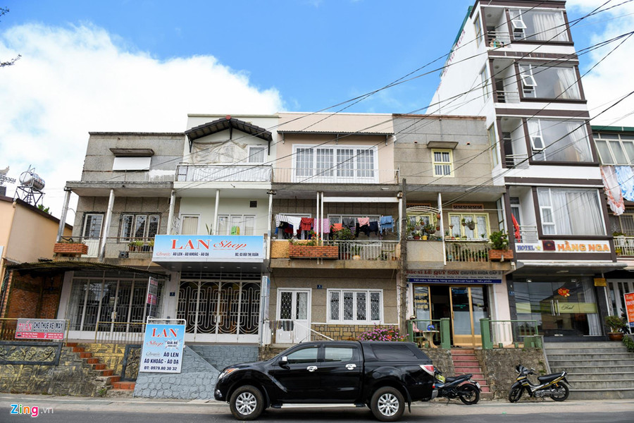 Tuy nhiên, khi phóng viên Zing.vn tham khảo giá đất tại một số công ty bất động sản thì hiện nay, giá đất khu trung tâm Hòa Bình ở ngưỡng 200-250 triệu/m2. Trong khi đó, 5 năm trước, giá đất ở khu trung tâm Hòa Bình chỉ từ 30-40 triệu đồng/m2, tăng gấp 6-7 lần. Tuy nhiên, khi phóng viên Zing.vn tham khảo giá đất tại một số công ty bất động sản thì hiện nay, giá đất khu trung tâm Hòa Bình ở ngưỡng 200-250 triệu/m2. Trong khi đó, 5 năm trước, giá đất ở khu trung tâm Hòa Bình chỉ từ 30-40 triệu đồng/m2, tăng gấp 6-7 lần.