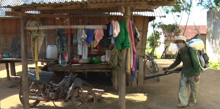 Phun hóa chất diệt muỗi. Ảnh: Hồng Hạnh