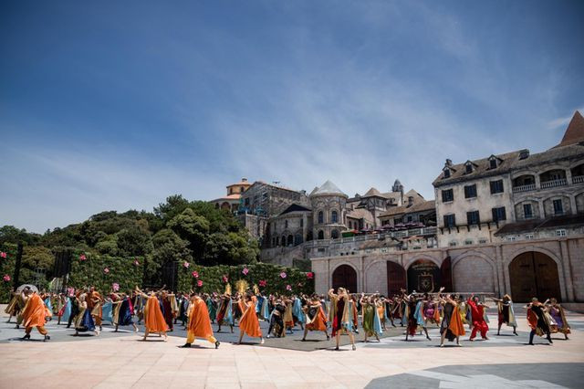 Vũ hội ánh dương là một show nghệ thuật được đầu tư quy mô và bài bản với những màn vũ đạo công phu, những tiết mục biểu diễn độc đáo cùng hiệu ứng nghệ thuật đẳng cấp vốn chỉ thấy trong các show giải trí quốc tế đình đám. Chủ đầu tư Sun Group kỳ vọng show diễn sẽ thay đổi góc nhìn của thế giới về nghệ thuật giải trí tại Việt Nam, cũng như gia tăng sức hấp dẫn của Bà Nà Hills, của Đà Nẵng trong mắt du khách trong và ngoài nước.