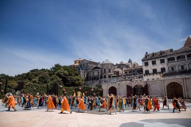 Vũ hội ánh dương là một show nghệ thuật được đầu tư quy mô và bài bản với những màn vũ đạo công phu, những tiết mục biểu diễn độc đáo cùng hiệu ứng nghệ thuật đẳng cấp vốn chỉ thấy trong các show giải trí quốc tế đình đám. Chủ đầu tư Sun Group kỳ vọng show diễn sẽ thay đổi góc nhìn của thế giới về nghệ thuật giải trí tại Việt Nam, cũng như gia tăng sức hấp dẫn của Bà Nà Hills, của Đà Nẵng trong mắt du khách trong và ngoài nước.