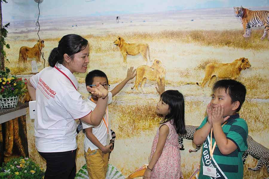 Một buổi học tiếng Anh bằng hình thức trải nghiệm tour du lịch tại Trung tâm Ngoại ngữ Tư duy và Tương tác thực dụng Pleiku. Ảnh: N.G Một buổi học tiếng Anh bằng hình thức trải nghiệm tour du lịch tại Trung tâm Ngoại ngữ Tư duy và Tương tác thực dụng Pleiku. Ảnh: N.G