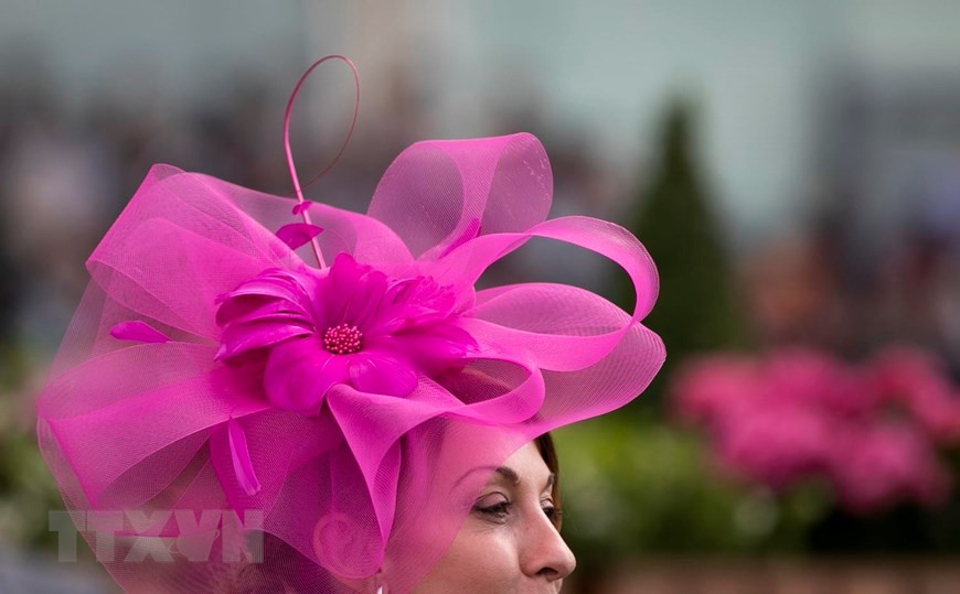 Theo quy định của lễ hội, phụ nữ tham dự không được để đầu trần mà phải đội mũ