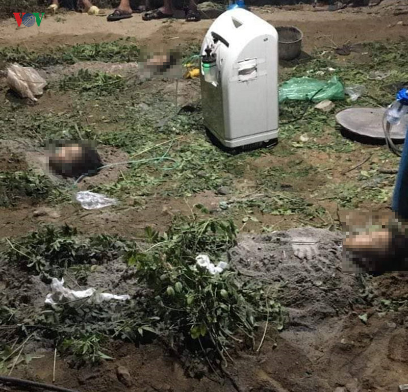 Người dân đắp đất, truyền khí vào người nhưng không cứu sống được các em. Người dân đắp đất, truyền khí vào người nhưng không cứu sống được các em.