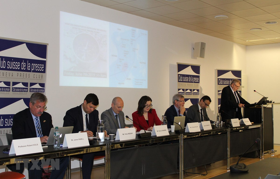 Các diễn giả tham dự hội thảo “Diễn tiến nào trong tranh chấp tại Biển Đông sau phán quyết của Tòa trọng tài La Haye ?”. (Ảnh: Hoàng Hoa/TTXVN) Các diễn giả tham dự hội thảo “Diễn tiến nào trong tranh chấp tại Biển Đông sau phán quyết của Tòa trọng tài La Haye ?”. (Ảnh: Hoàng Hoa/TTXVN)