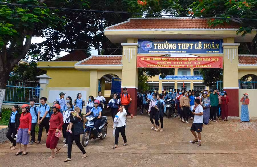 Thí sinh rời phòng thi tại điểm trường THPT Lê Hoàn, huyện Đức Cơ. Ảnh: Phương Linh