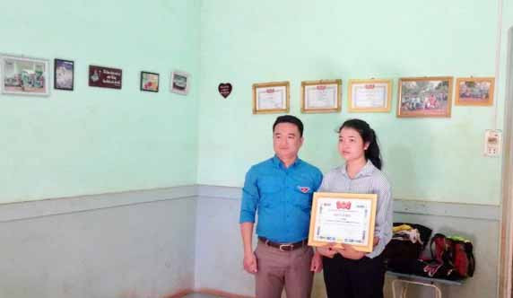 Phó Bí thư Tỉnh đoàn Đỗ Duy Nam tặng bằng khen cho em Bĩch. Ảnh: Phan Lài Phó Bí thư Tỉnh đoàn Đỗ Duy Nam tặng bằng khen cho em Bĩch. Ảnh: Phan Lài