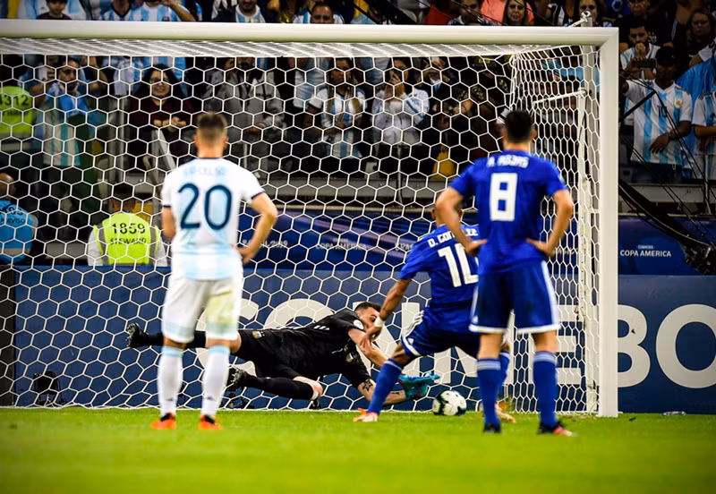  Nếu thủ môn Franco Armani không xuất sắc cản phạt đền, Argentina đã thất bại trước Paraguay. (Ảnh: Getty)