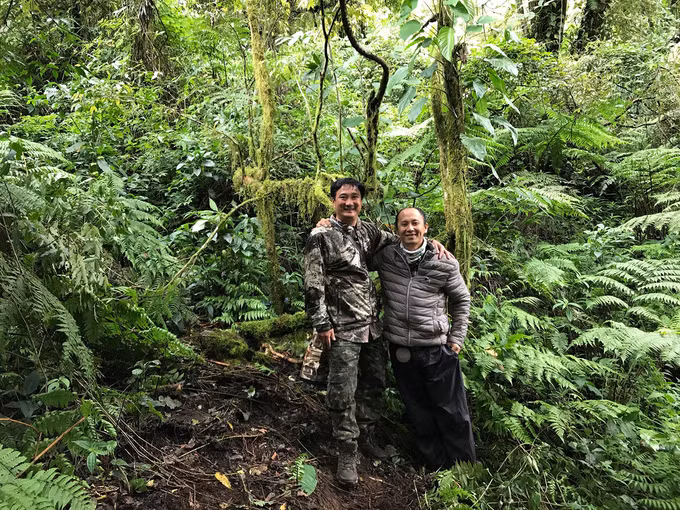 Giữa tháng 6, nhiếp ảnh gia Thuần Võ (trái) thực hiện chuyến săn ảnh các loài khướu quý hiếm trên núi Ngọc Linh (thuộc địa bàn các tỉnh Quảng Ngãi, Kon Tum, Quảng Nam...) với sự hỗ trợ của anh Nguyễn Hào Quang, hướng dẫn viên chuyên về quan sát chim.