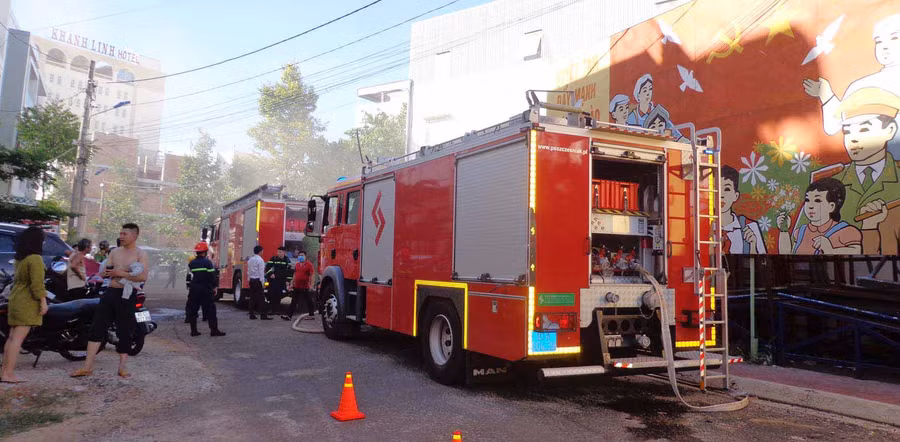 Lực lượng Cảnh sát PCCC và CNCH-Công an tỉnh Gia Lai đang dập lửa. Ảnh: Hà Phương