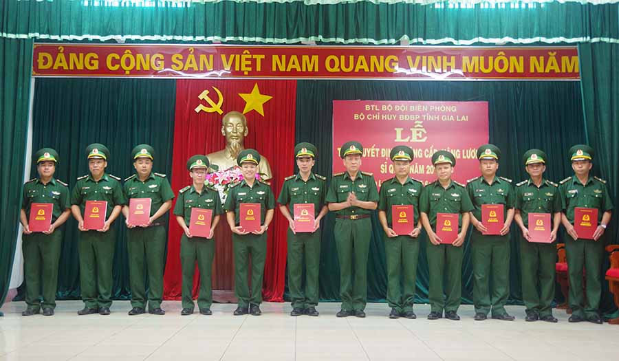 Đại tá Lê Thuần Huy trao quyết định cho các sĩ quan. Ảnh: Anh Huy