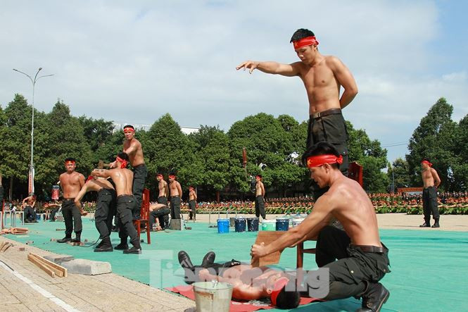 "Mình đồng da thép"