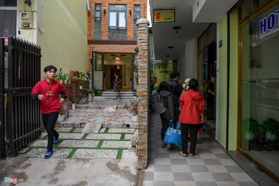 Khu vực nhà nghỉ, khách sạn chen chúc nhau trong khoảng không gian chật hẹp. “Đất chật mà vẫn phải tính toán để đủ diện tích của các phòng nên khu vực chung bị hạn chế nhưng đành phải chấp nhận”, chị Thảo Vy, chủ một khách sạn trên đường Phan Như Thạch (phường 1) cho biết. Khu vực nhà nghỉ, khách sạn chen chúc nhau trong khoảng không gian chật hẹp. “Đất chật mà vẫn phải tính toán để đủ diện tích của các phòng nên khu vực chung bị hạn chế nhưng đành phải chấp nhận”, chị Thảo Vy, chủ một khách sạn trên đường Phan Như Thạch (phường 1) cho biết.