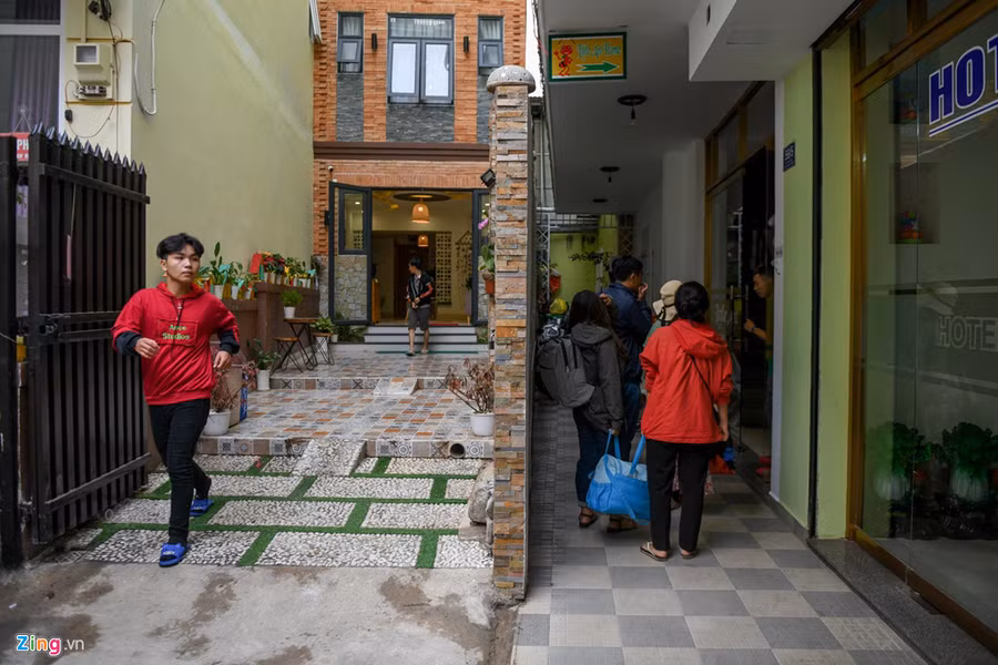 Khu vực nhà nghỉ, khách sạn chen chúc nhau trong khoảng không gian chật hẹp. “Đất chật mà vẫn phải tính toán để đủ diện tích của các phòng nên khu vực chung bị hạn chế nhưng đành phải chấp nhận”, chị Thảo Vy, chủ một khách sạn trên đường Phan Như Thạch (phường 1) cho biết.