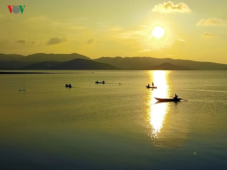  Cảnh đánh bắt cá của ngư dân đầm An Khê.