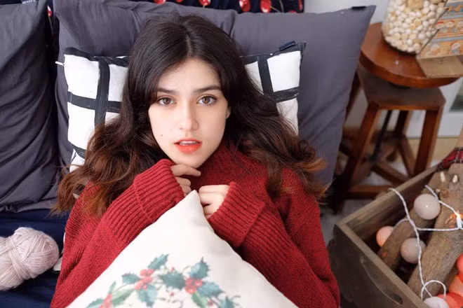 Phan Thúy Anh (Anna Beudeker, sinh năm 2001) có cha là người Nga, mẹ mang hai dòng máu Việt - Pháp. 10X được nhiều người biết đến từ cuối năm 2016 nhờ gương mặt lai xinh đẹp xuất hiện trên các diễn đàn mạng. Nữ sinh cao 1,64 m, nặng 50 kg. 10X là gương mặt mẫu ảnh cho nhiều cửa hàng thời trang. Hiện trang cá nhân của cô có hơn 48.000 lượt theo dõi.