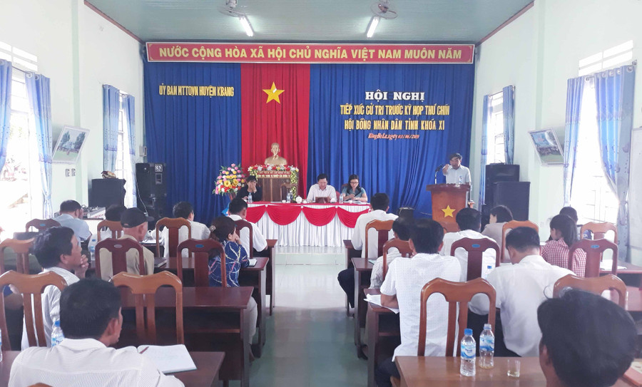 Hội nghị tiếp xúc cử tri tại xã Kong Bờ La. Ảnh: Hồng Hạnh