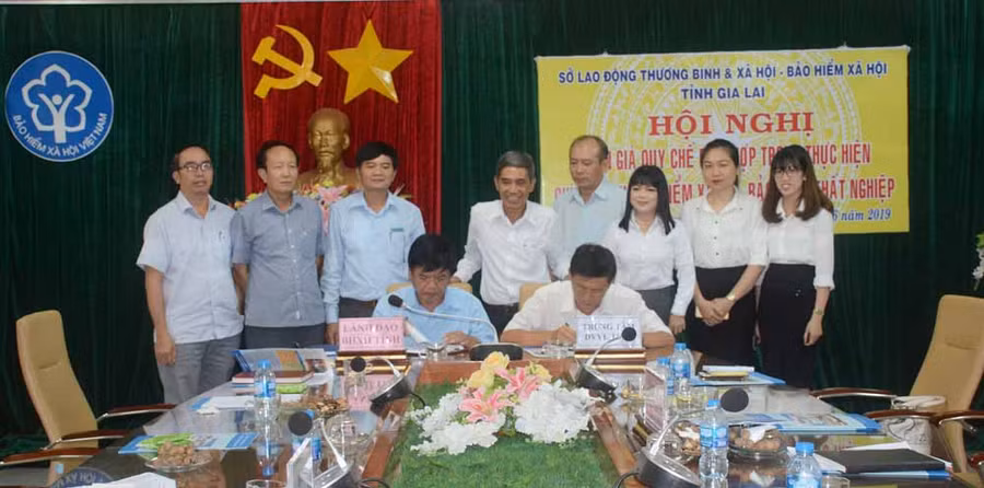 BHXH tỉnh và Trung tâm Dịch vụ Việc làm tỉnh ký kết Quy chế phối hợp (sửa đổi, bổ sung) trong thực hiện chính sách BHTN. Ảnh: Như Nguyện