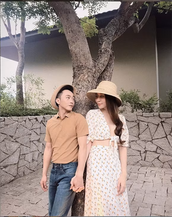 "Lên đồ" tông nâu ăn ý kết hợp phụ kiện mũ cói trendy