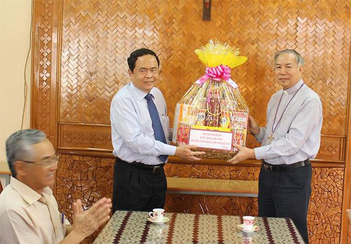  Đồng chí Trần Thanh Mẫn đã tới thăm và tặng quà ông Aloisio Nguyễn Hùng Vị, Giám mục chính tòa Giáo phận Kon Tum.