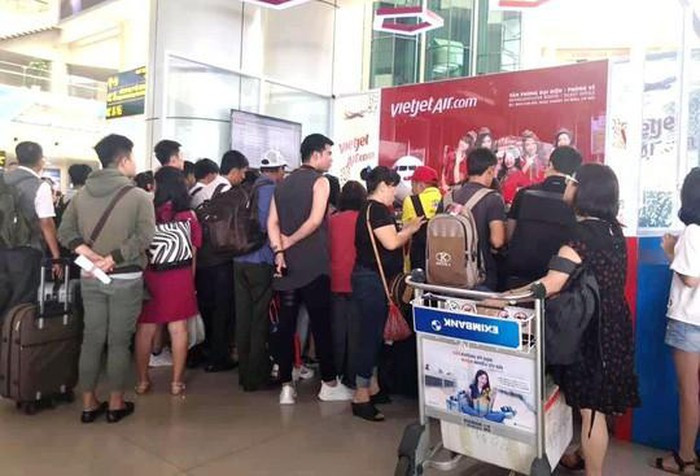 Hành khách bị hoãn, hủy chuyến đang tập trung làm thủ tục tại sân bay Nội Bài sáng 15-6 - Ảnh: N.T.M. Hành khách bị hoãn, hủy chuyến đang tập trung làm thủ tục tại sân bay Nội Bài sáng 15-6 - Ảnh: N.T.M.
