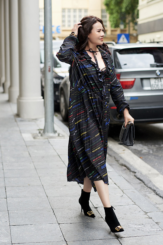 Quán quân Người Mẫu Quý Bà Việt Nam 2018 Trần Hiền dịu dàng, nữ tính trong set đồ tối màu.