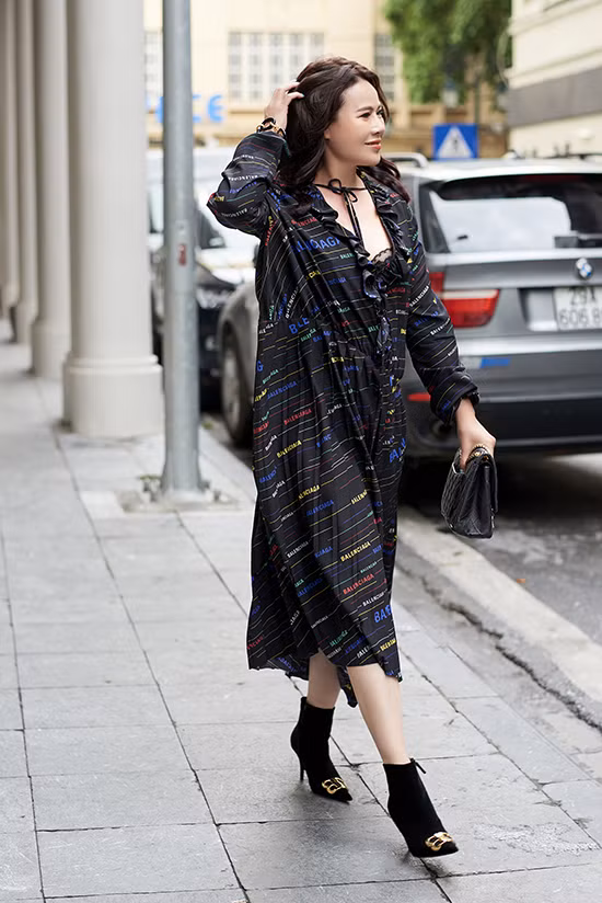 Quán quân Người Mẫu Quý Bà Việt Nam 2018 Trần Hiền dịu dàng, nữ tính trong set đồ tối màu. Quán quân Người Mẫu Quý Bà Việt Nam 2018 Trần Hiền dịu dàng, nữ tính trong set đồ tối màu.