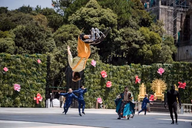 Sự điêu luyện của các tiết mục nhào lộn, sự bất ngờ của vô số tiết mục ảo thuật… âm nhạc mới lạ, hoành tráng do Giám đốc âm nhạc - nhạc sỹ nổi tiếng Huy Tuấn hòa âm, Vũ hội Ánh dương hứa hẹn thết đãi khán giả một bữa tiệc nghệ thuật “5 sao” cực kỳ ấn tượng.