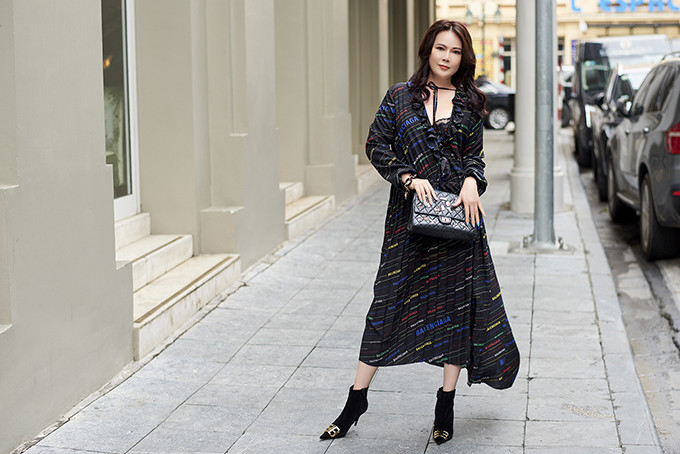  Ở tuổi 50, Mrs Vietnam Trần Hiền không ngại lên đồ trẻ trung khi xuống phố. Những bí quyết sử dụng phụ kiện, cách mix bảng màu phù hợp lứa tuổi mà vẫn bắt kịp tính xu hướng thời thượng cho trang phục là yếu tố quan trọng khi muốn 'hack' tuổi tác.