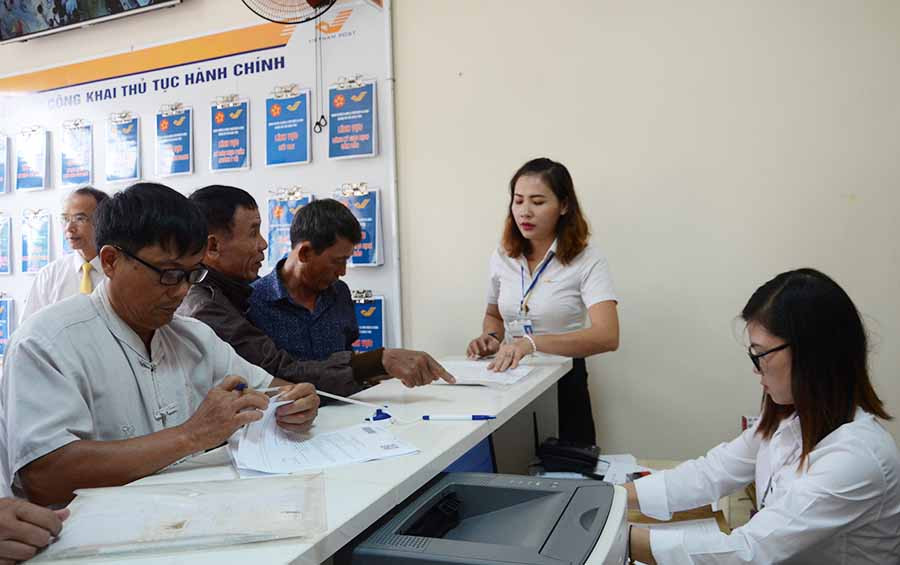 Người dân làm thủ tục hành chính tại bộ phận một cửa ở Bưu điện huyện Ia Grai. Ảnh: P.V Người dân làm thủ tục hành chính tại bộ phận một cửa ở Bưu điện huyện Ia Grai. Ảnh: P.V