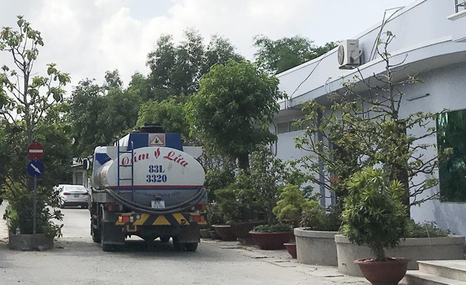  Xe bồn ra vào kho xăng dầu Phú Mỹ Hưng ngày 2/6. Ảnh: Việt Tường.