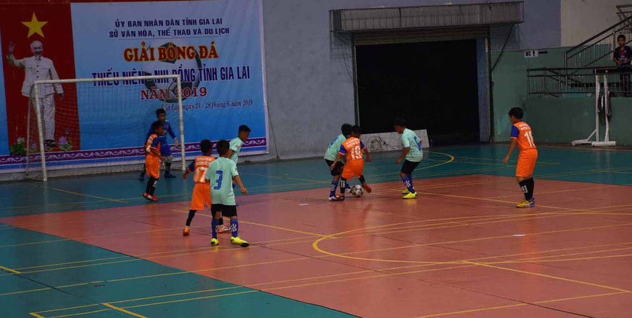 Thi đấu trận khai mạc giữa 2 đội huyện Ia Grai (áo xanh) và đội CLB Ksor Úc (áo cam). Ảnh: Hà Phương