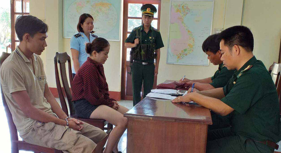 Bộ đội biên phòng lấy lời khai của 2 đối tượng. Ảnh: Anh Huy