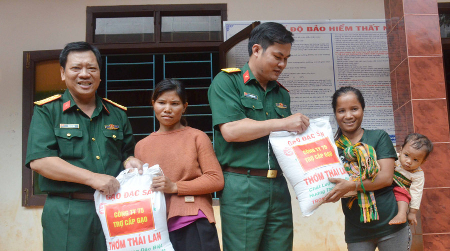 Lãnh đạo công ty 75 tặng gạo cho người dân. Ảnh: Vĩnh Hoàng