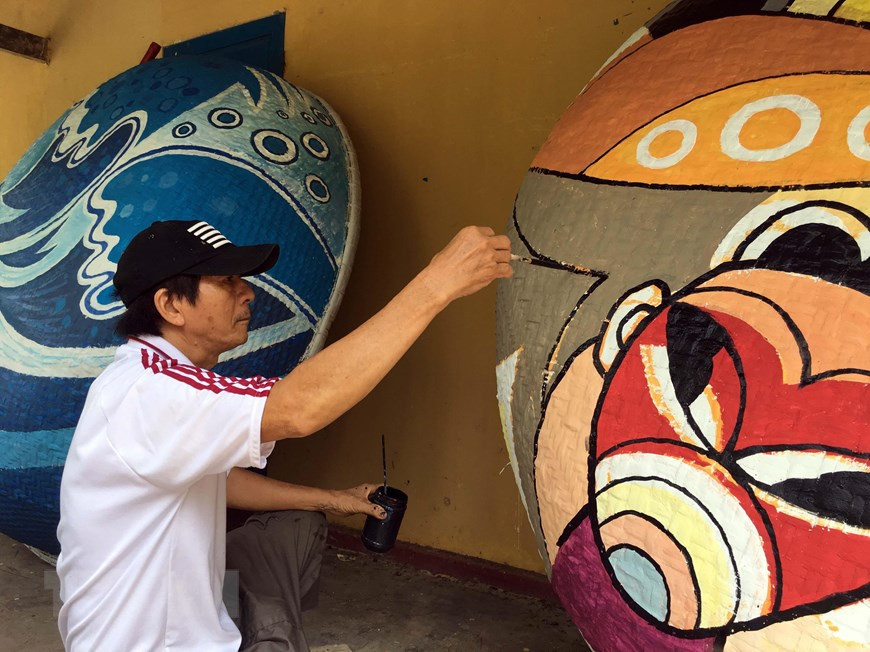 Những tác phẩm hội họa nhiều màu sắc, độc đáo được các họa sỹ thể hiện trên những chiếc thuyền thúng  Những tác phẩm hội họa nhiều màu sắc, độc đáo được các họa sỹ thể hiện trên những chiếc thuyền thúng