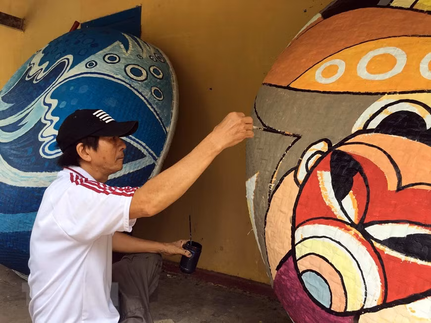 Những tác phẩm hội họa nhiều màu sắc, độc đáo được các họa sỹ thể hiện trên những chiếc thuyền thúng Những tác phẩm hội họa nhiều màu sắc, độc đáo được các họa sỹ thể hiện trên những chiếc thuyền thúng