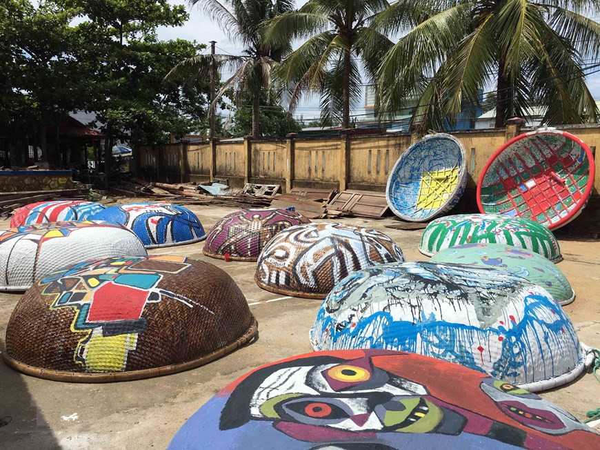 Những tác phẩm hội họa nhiều màu sắc, độc đáo được các họa sỹ thể hiện trên những chiếc thuyền thúng.  Những tác phẩm hội họa nhiều màu sắc, độc đáo được các họa sỹ thể hiện trên những chiếc thuyền thúng.