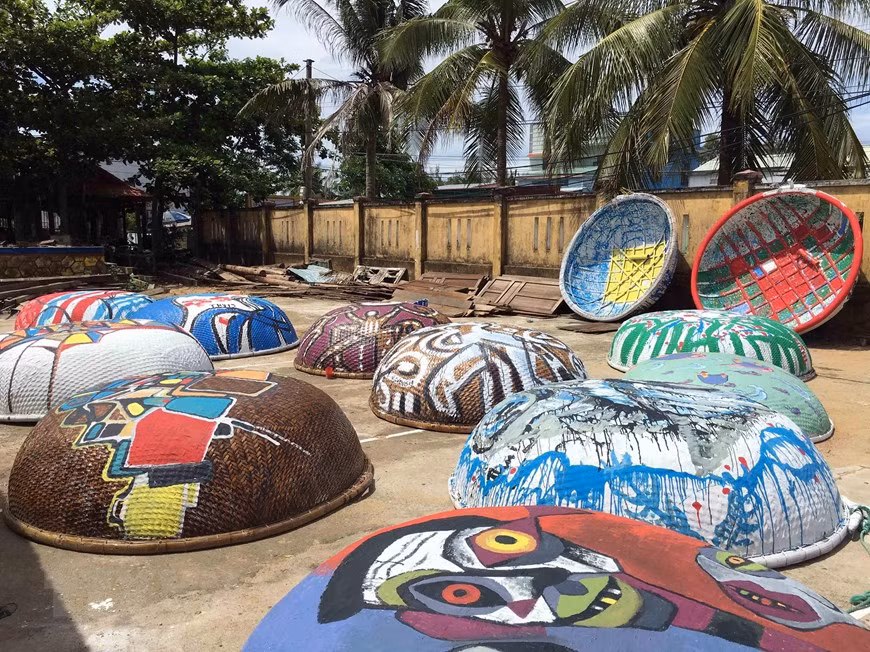 Những tác phẩm hội họa nhiều màu sắc, độc đáo được các họa sỹ thể hiện trên những chiếc thuyền thúng. Những tác phẩm hội họa nhiều màu sắc, độc đáo được các họa sỹ thể hiện trên những chiếc thuyền thúng.