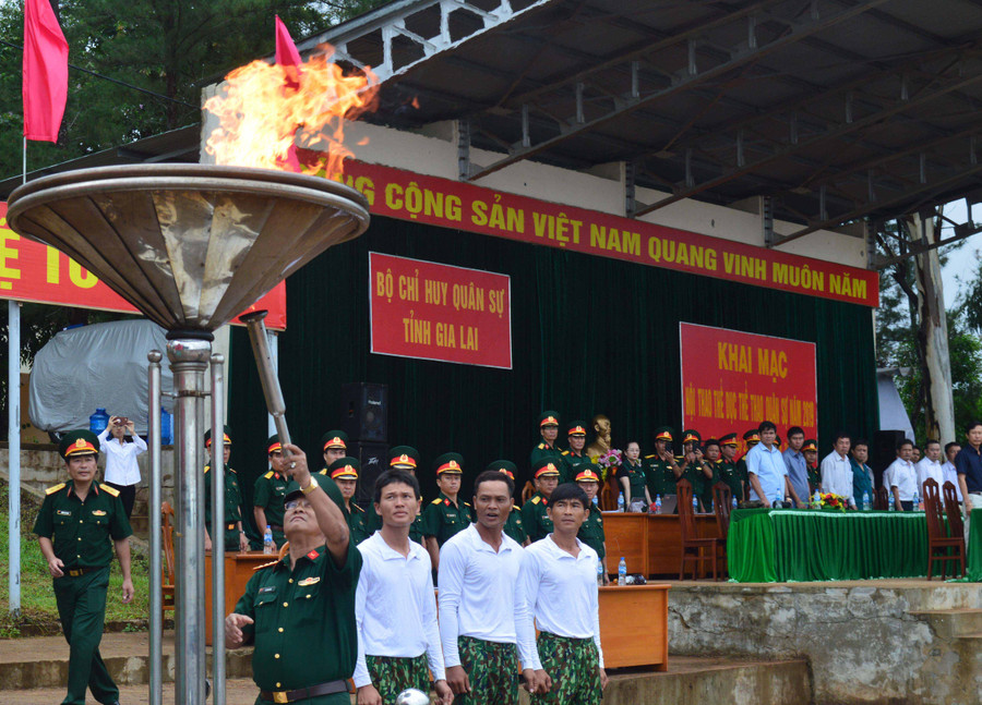 Đại tá Lê Xuân Hòa đốt đuốc khai mạc hội thao. Ảnh: Anh Huy